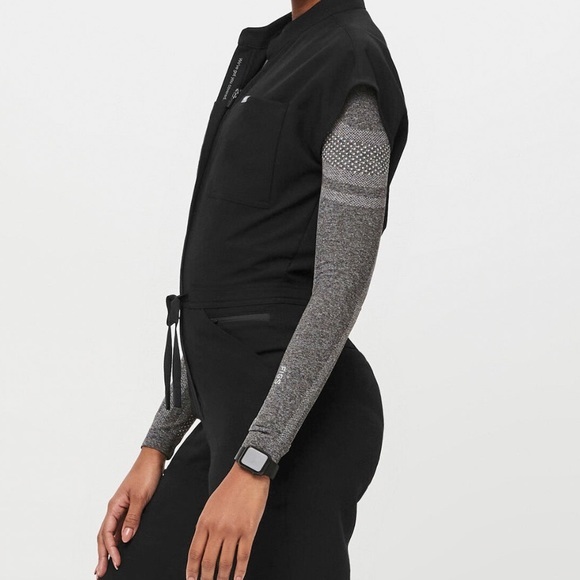 Figs Rafaela Cargo ScrubJumpsuit™
LIMITED EDITION
NEW
FIONX™
Black  WEAR FIGS - Picture 9 of 14